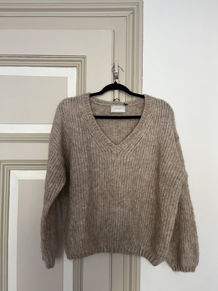 Neo Noir beiger Pullover